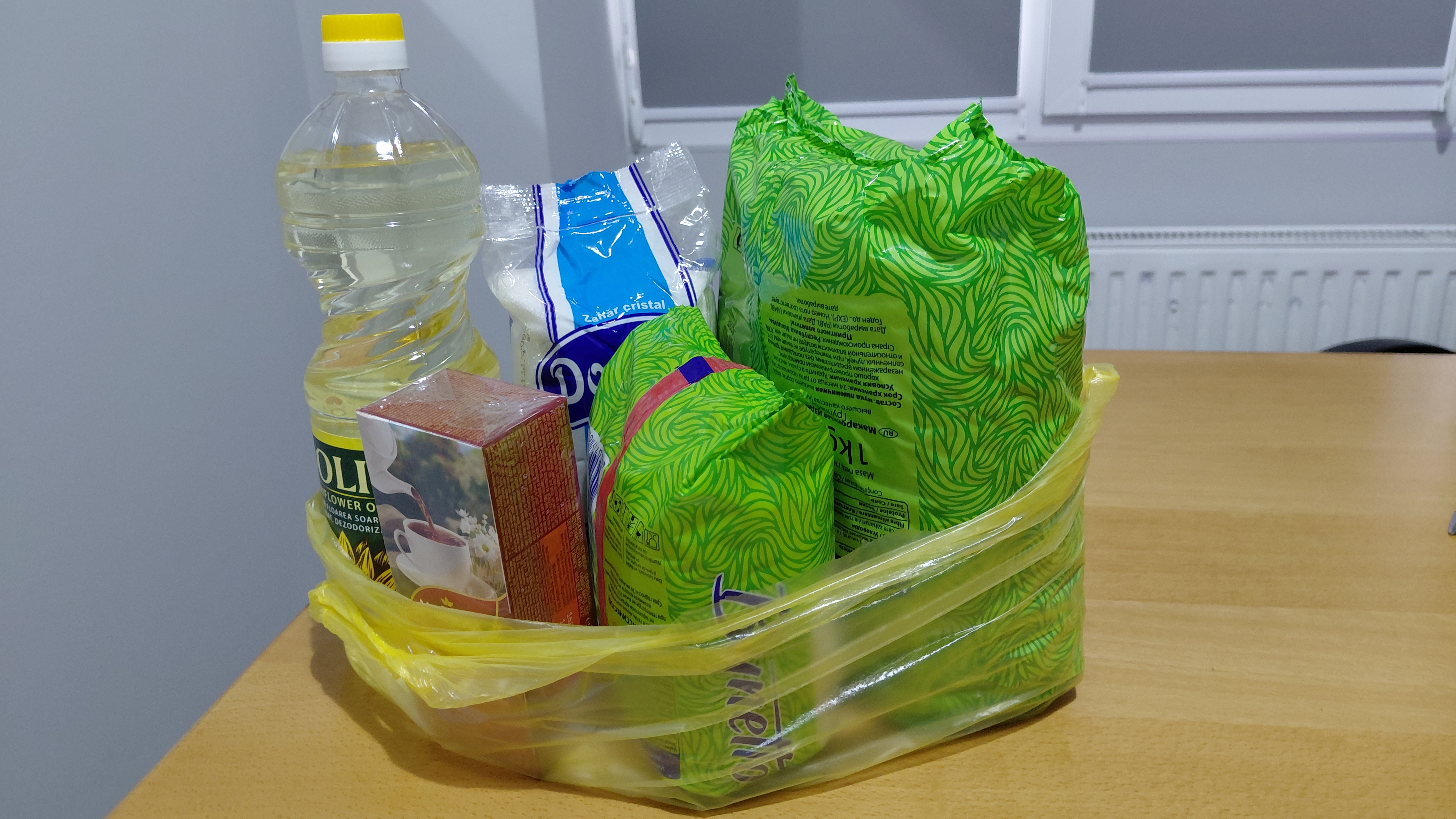 Гости за столами в социальной столовой